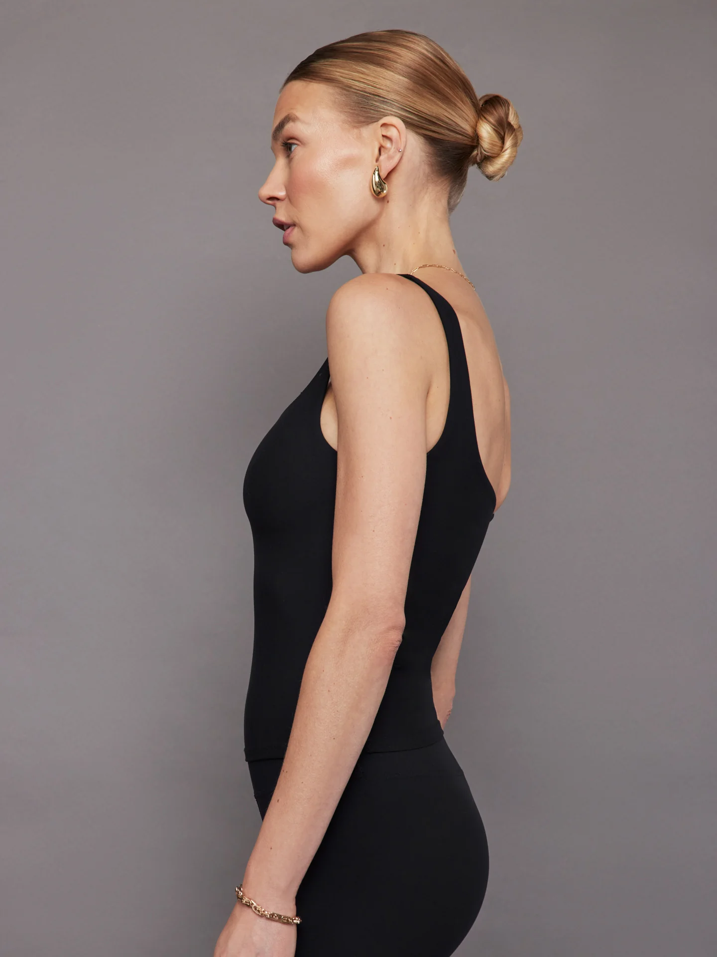 Wide Scoop Bra Tank in Melt - Black - Image 4